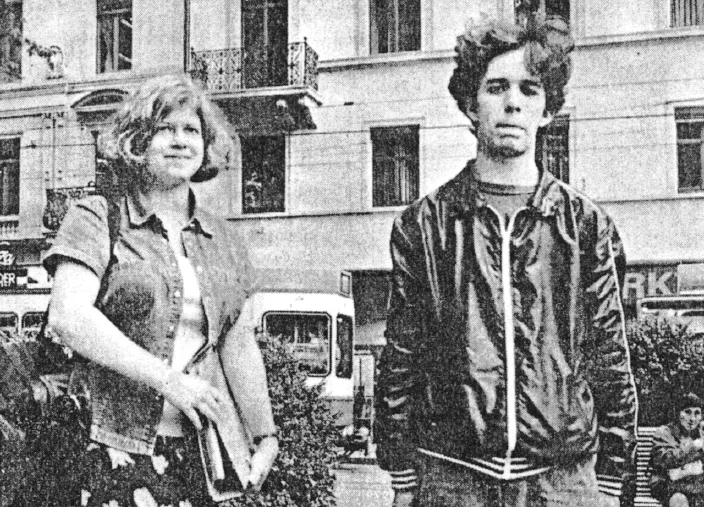 Ein altes Foto, von einer jungen Frau und einem jungen Mann.